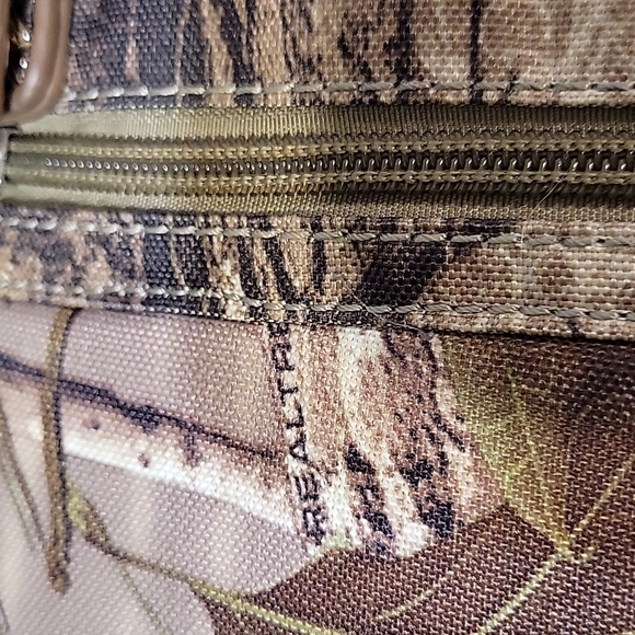 Realtree camo 9 pocket shoulder purse with adjustable strap - Picture 16 of 16